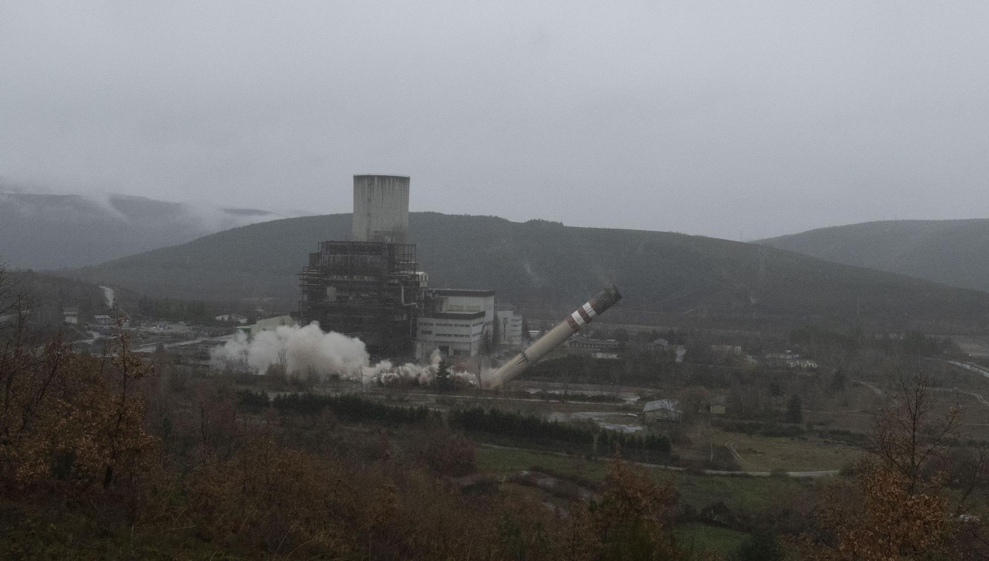 Así fue la voladura de la chimenea de la central térmica de Anllares (Páramo del Sil, León)