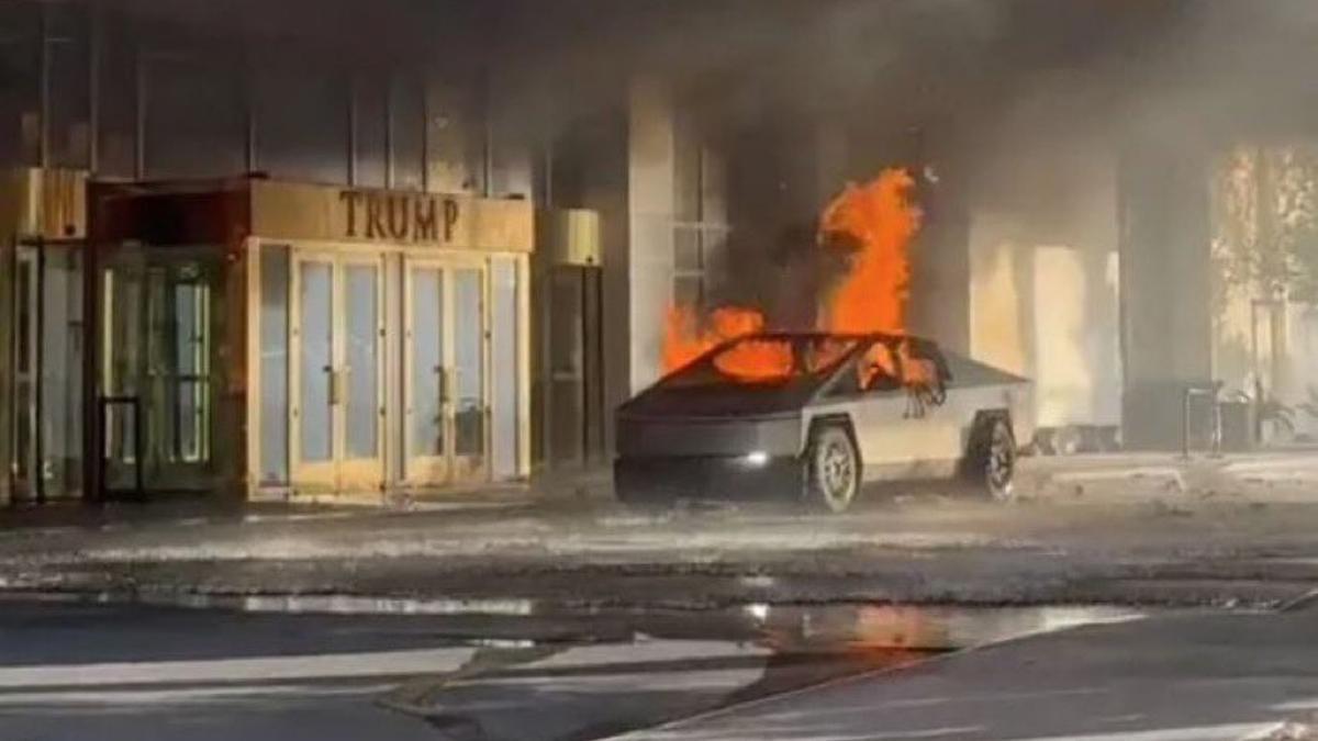 El Tesla Cybertruck incendiado delante del Hotel International Trump de Las Vegas.