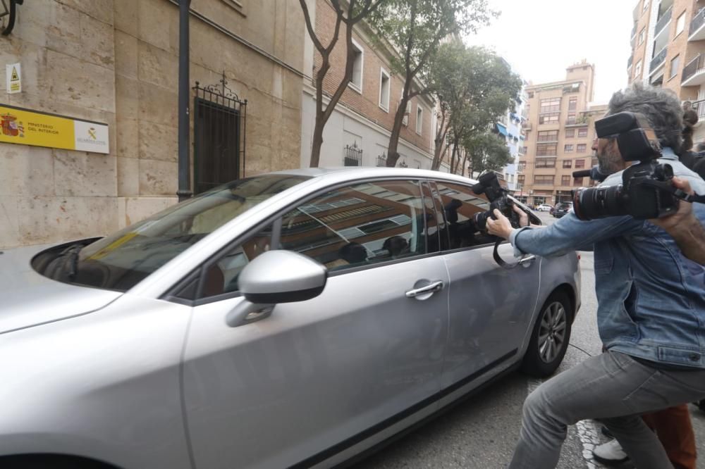 El coche donde viaja Eduardo Zaplana, al entrar a la Comandancia de Patraix.