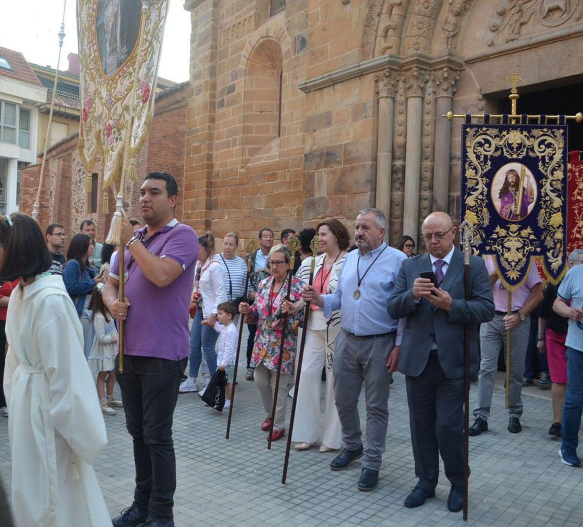 Un camino de rosas abre paso al Corpus