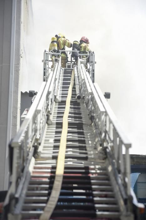 Los bomberos sofocan un incendio en una casa abandonada en A Falperra