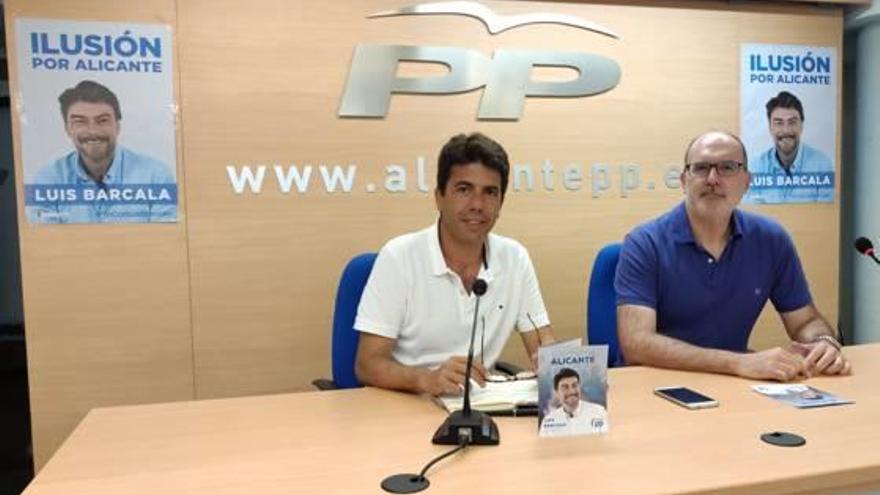 Carlos Mazón y Manuel Villar antes de la rueda de prensa ofrecida ayer en la sede del PP.