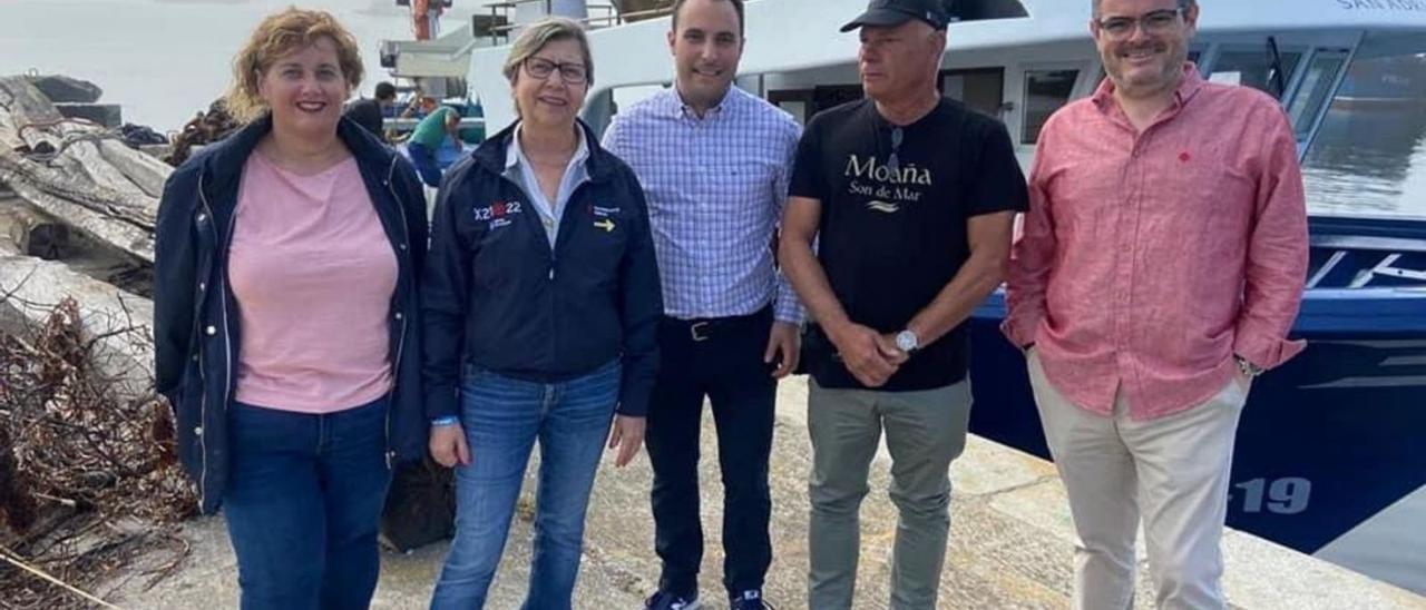 María José Acuña, con Rosa Quintana, los portavoces del PP de Vilaboa y Moaña y el director xeral de pesca.