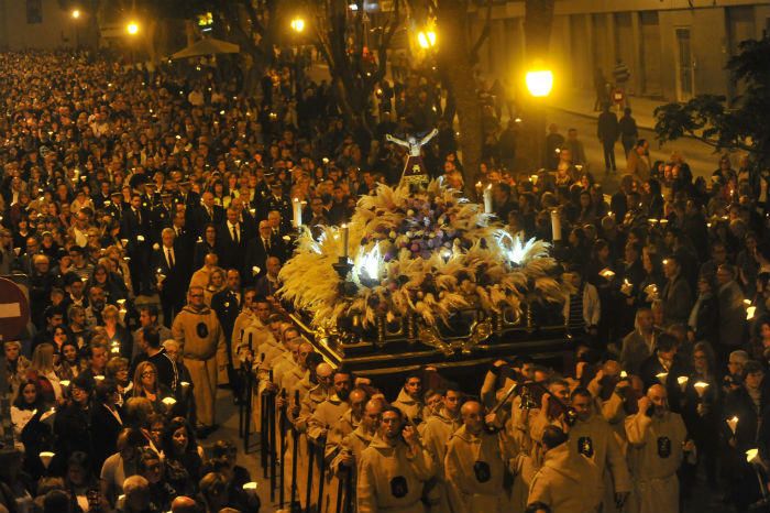 Miles de personas salen a la calle para ver procesionar a seis cofradías