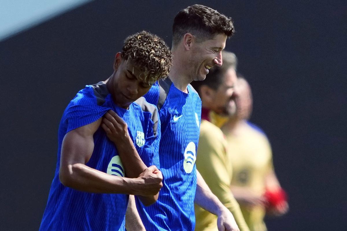 Lamine Yamal y Robert Lewandowski bromean en la última sesión.