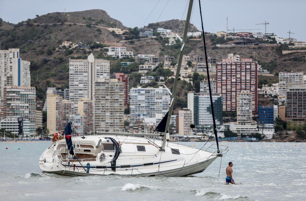 El barco ha quedado varado cerca de la orilla