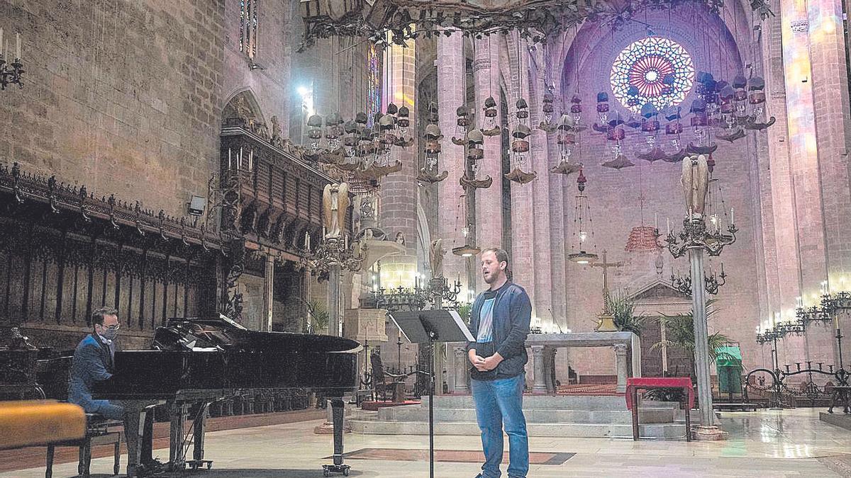 Lluís Alenyar, en plena prueba, acompañado por el pianista Jesús López Blanco.