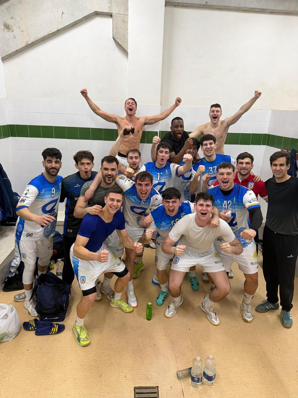 El Contazara celebra su triunfo en Málaga.