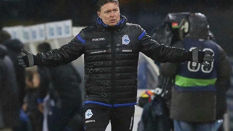 Cristóbal Parralo gesticula durante el partido de anoche en Anoeta.