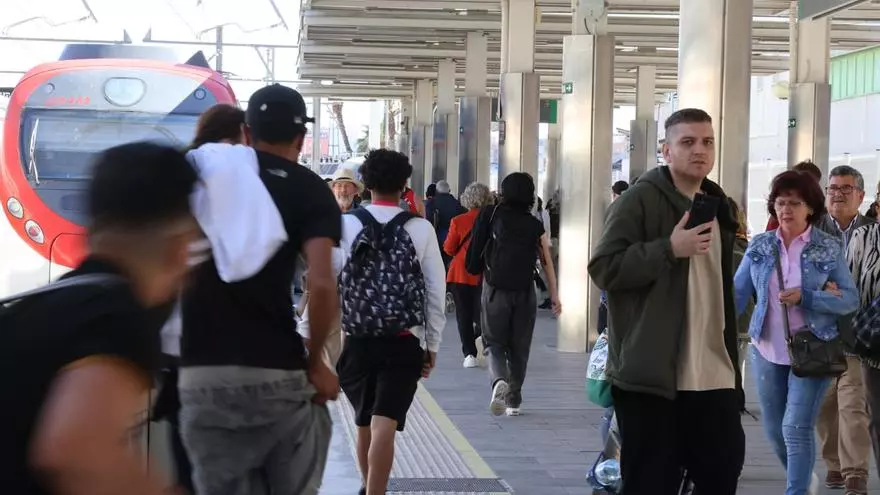 Retrasos, carreras y confusión en la Estación del Norte por el incendio que afecta a una empresa de Silla cercana a las vías del tren