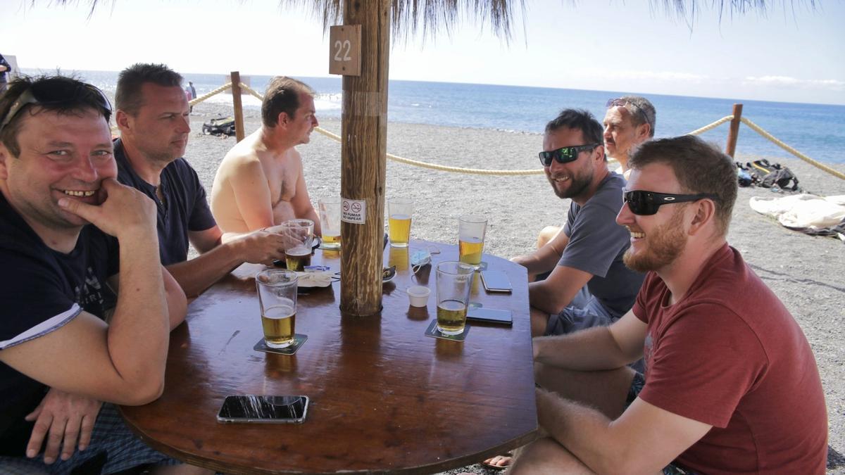 Un grupo de turistas consumen en un establecimiento del sur de Tenerife.