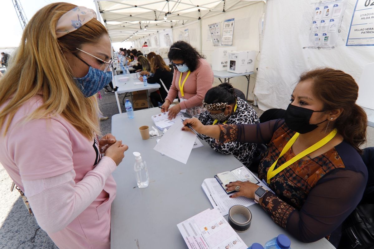 Los ecuatorianos residentes en la Región votan en las elecciones de su país