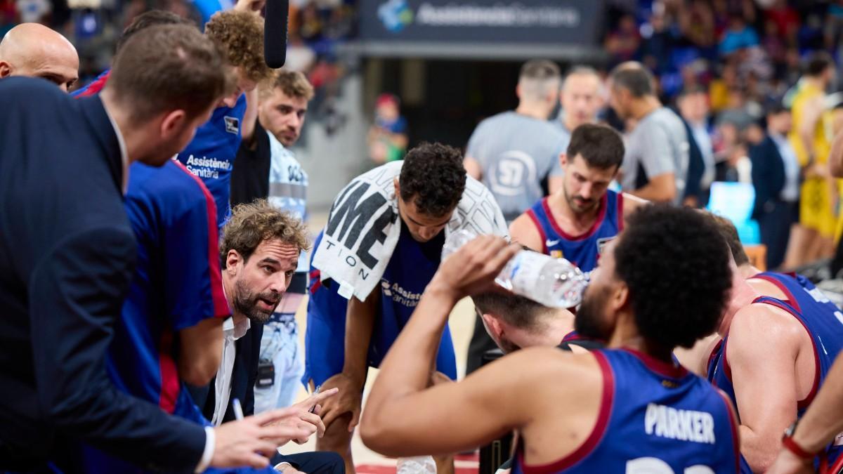 Grimau, dando instrucciones a los jugadores del Barça en la temporada 23/24