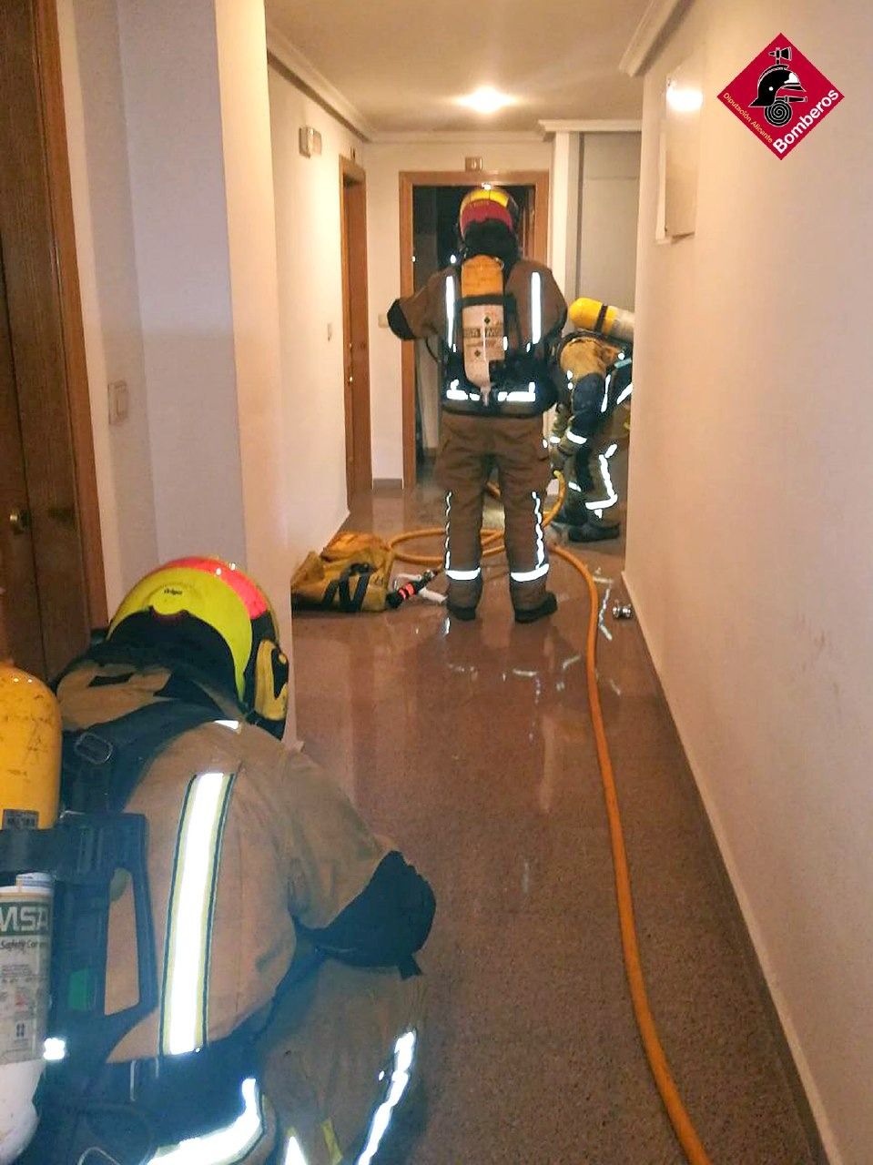 El siniestro obligó a desalojar a los residentes ante la densa humareda y los gases que se expandieron por las plantas séptima y octava.