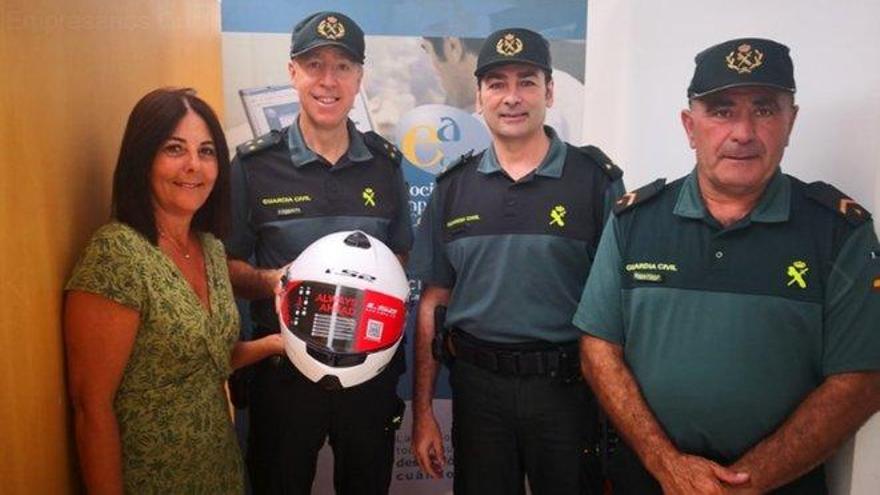Empresarios de Conil compran cascos para que la Guardia Civil pueda patrullar