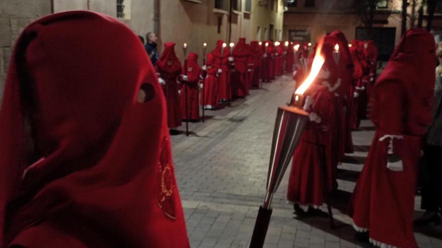 La solemnidad de los vía-crucis da paso en Alzira a la procesión general del Santo Entierro