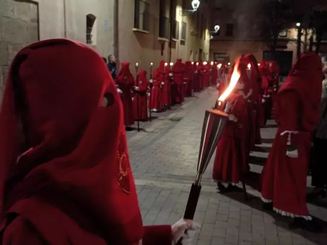 La solemnidad de los vía-crucis da paso en Alzira a la procesión general del Santo Entierro