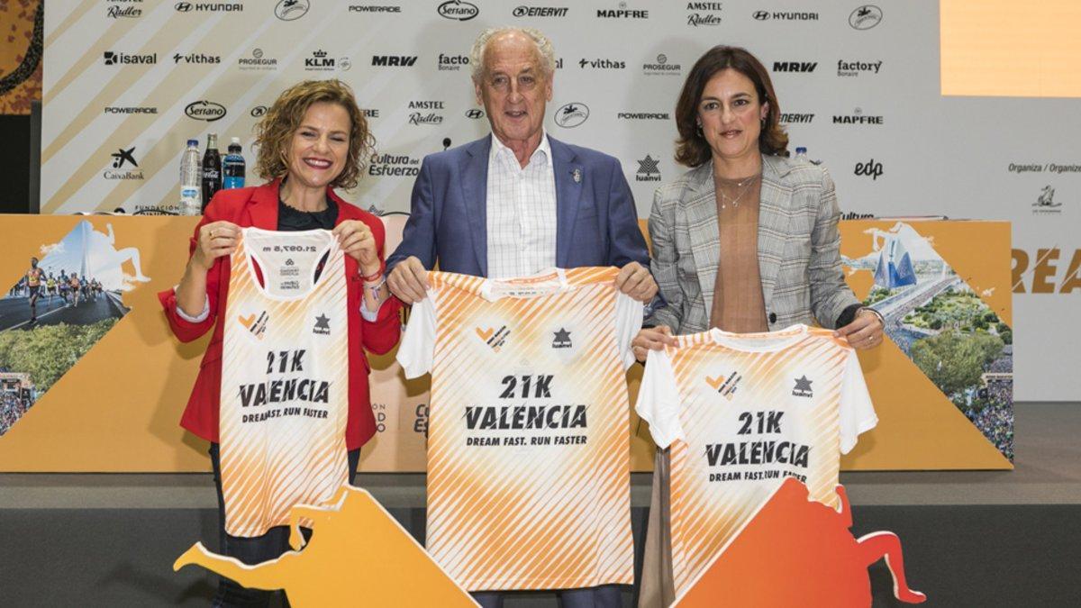 Pilar Bernabé, concejala de Deportes del Ajuntament de València; Paco Borao, presidente de la SD Correcaminos; y Elena Tejedor, directora de la Fundación Trinidad Alfonso.