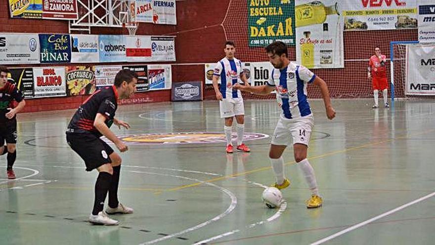 Samu, que en la imagen controla el balón, abandona el equipo.