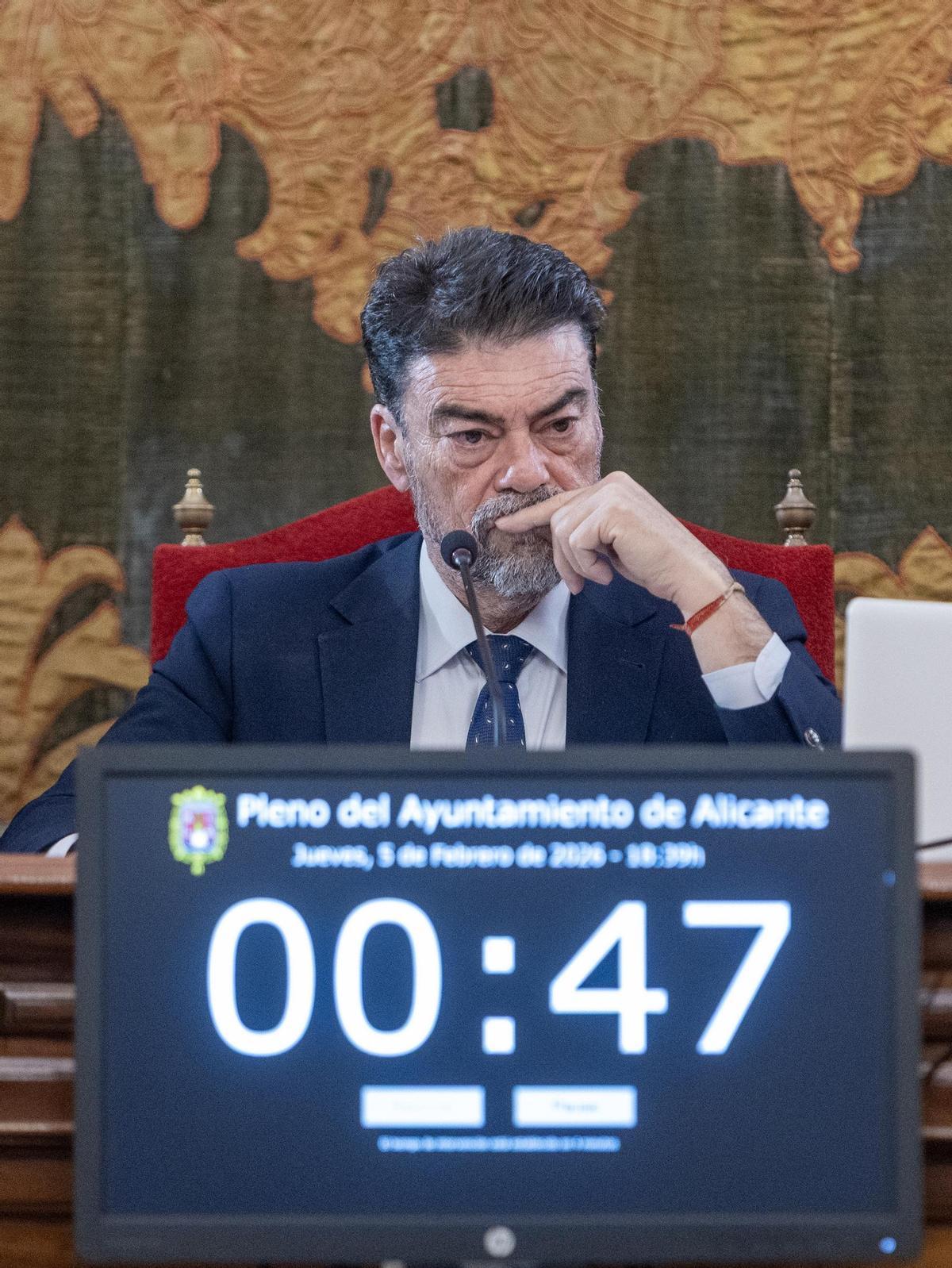 El alcalde de Alicante, el popular Luis Barcala, en el pleno extraordinario celebrado el jueves en Alicante