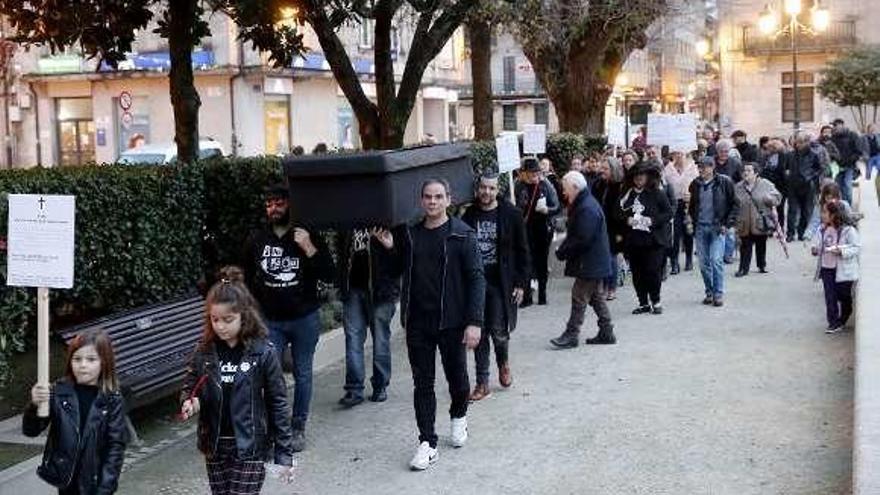 &quot;Enterro da casa de apostas&quot;, ayer por la tarde, en la Alameda. // Lores