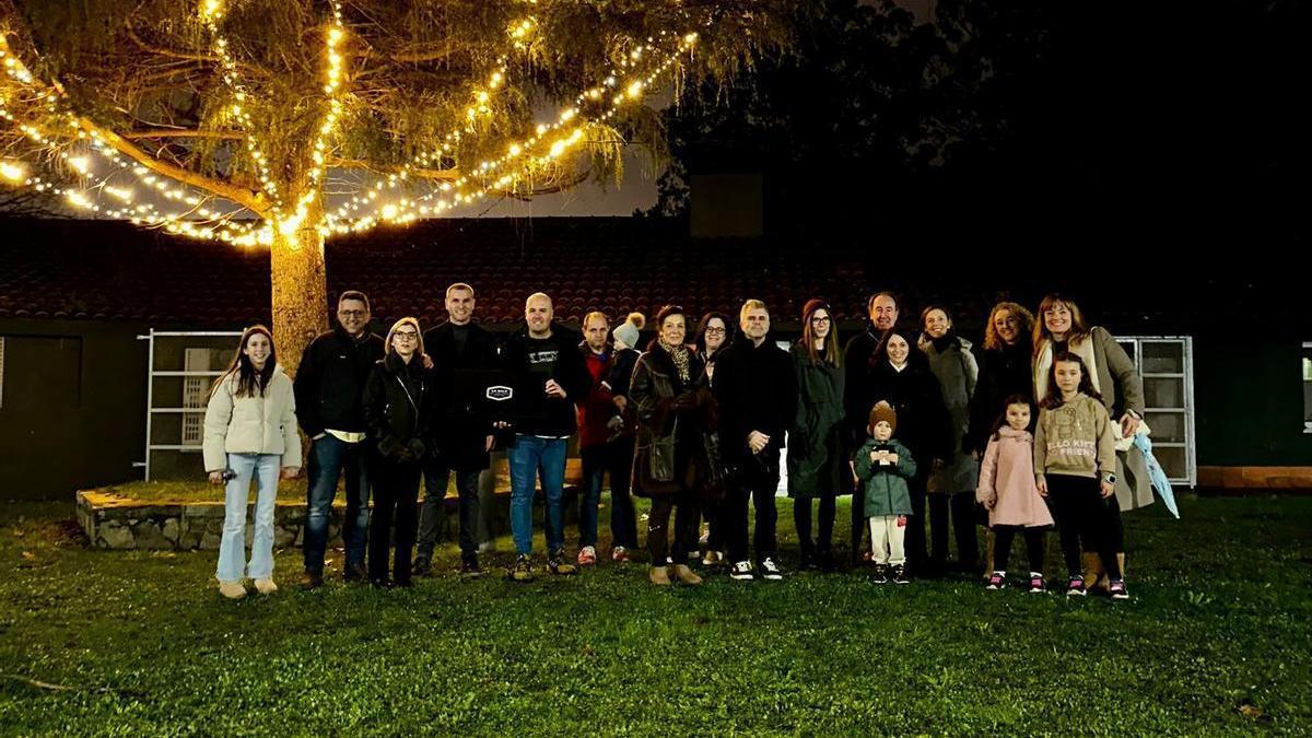 Los ganadores, con los ediles y el representante del consejo rector de la urbanización, en Soto de Llanera