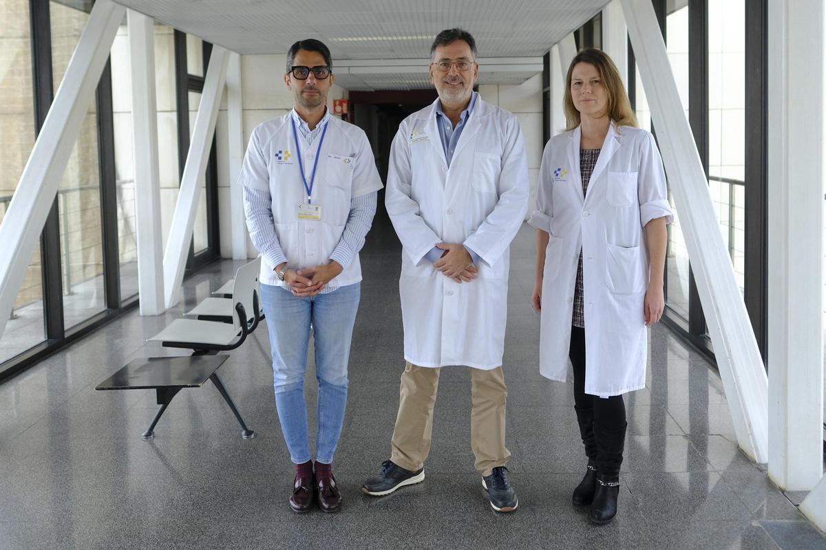 De izquierda a derecha, los doctores Eduardo Jerez, Francisco Cabrera, y Elena de las Heras, en el servicio de Oftalmología.