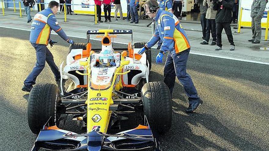 Fernando Alonso, en el momento de entrar en boxes.