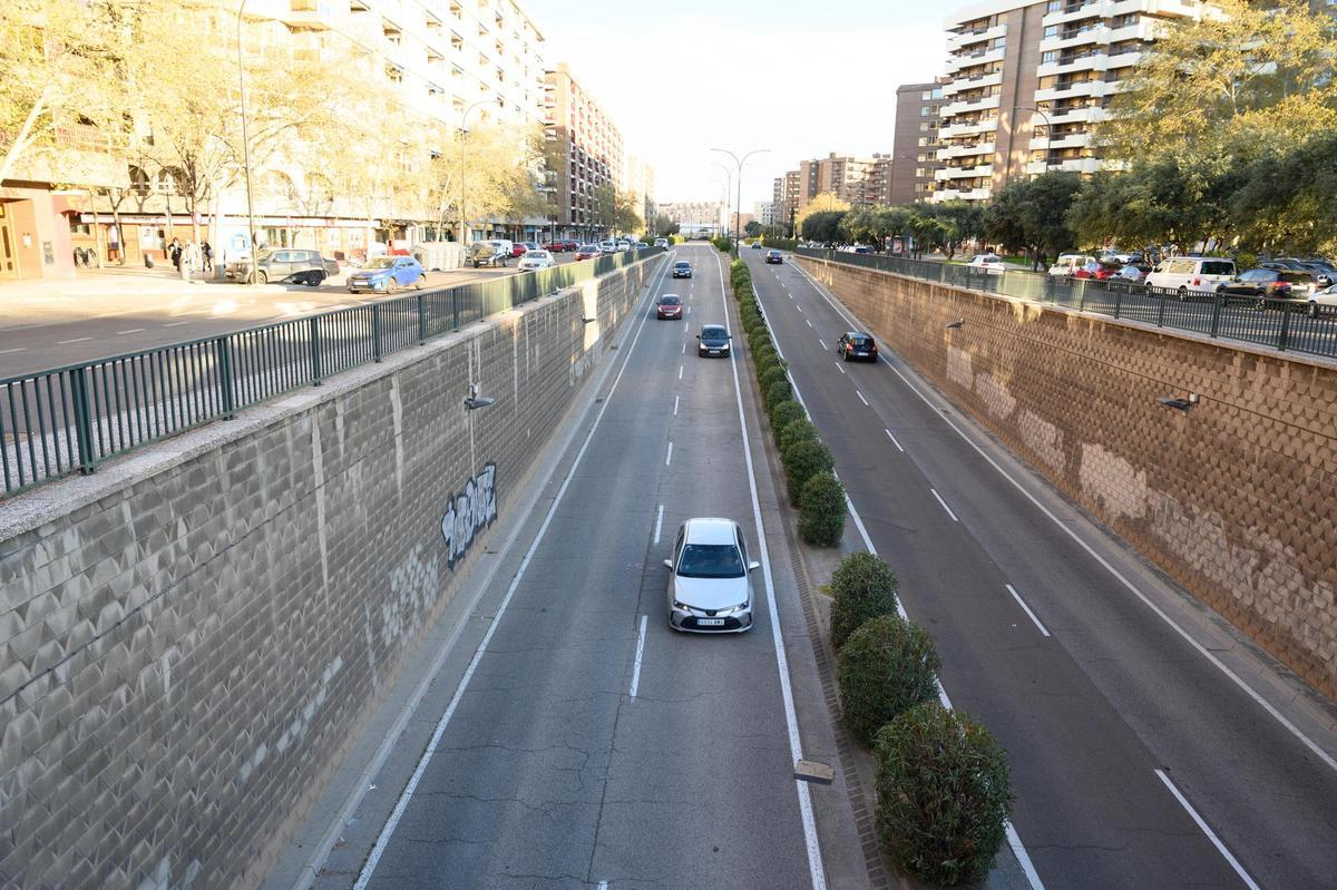 Cruce de la avenida Cesáreo Alierta con el camino Las Torres.