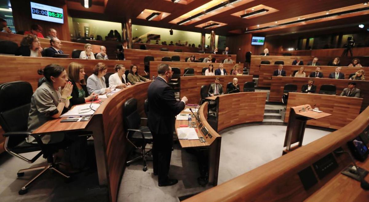 El coste de los salarios de los diputados de la Junta General casi se duplica desde 2002