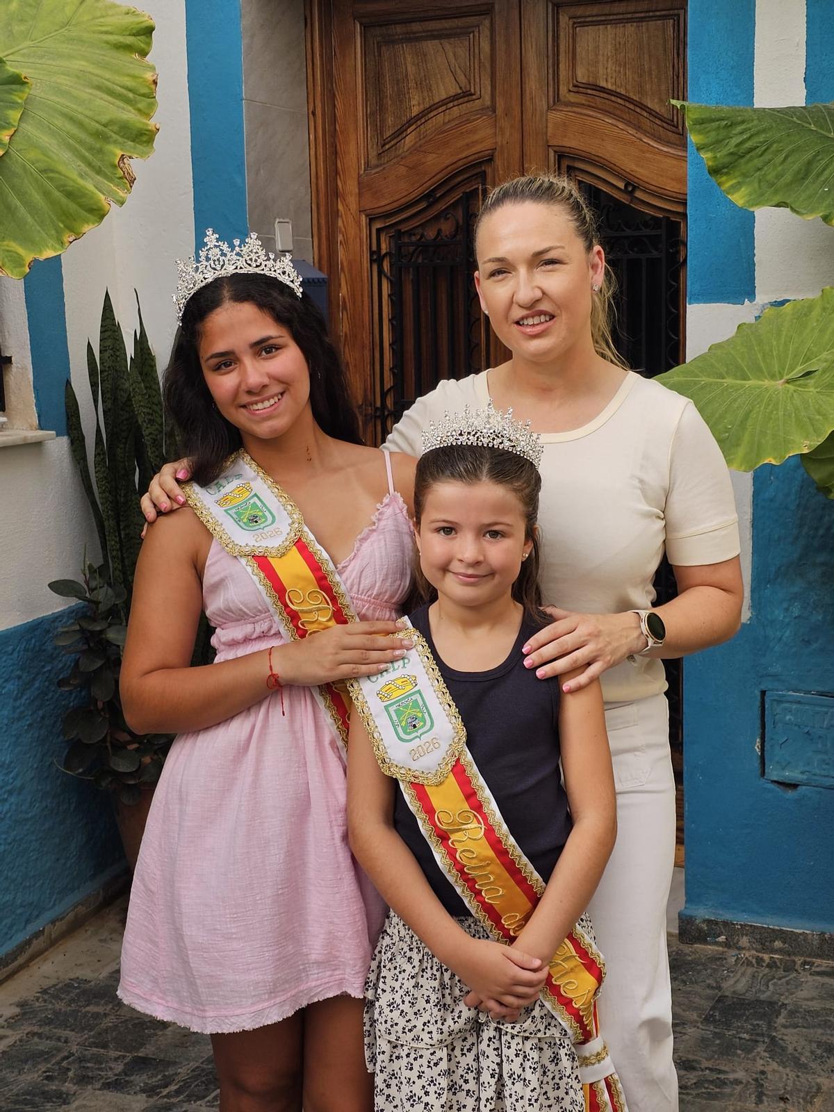 Otra imagen de las reinas y la presidenta