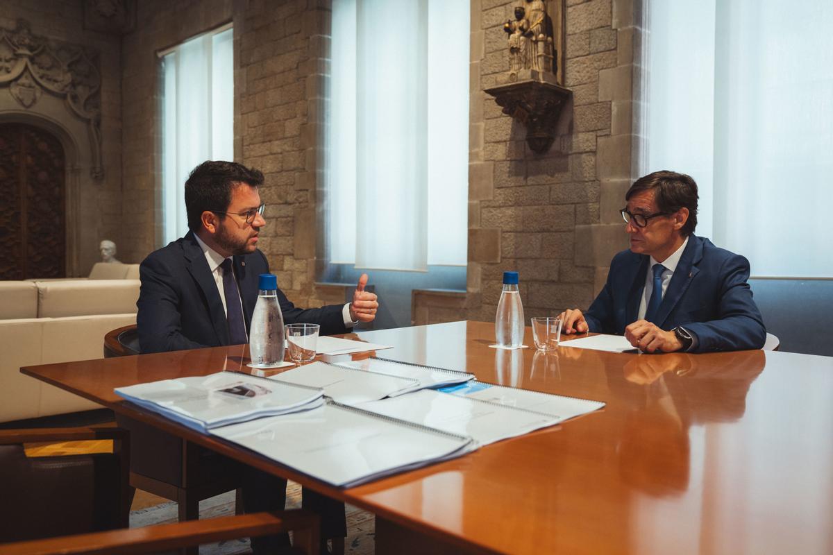 Illa y Aragonès escenifican el traspaso de la presidencia de Cataluña