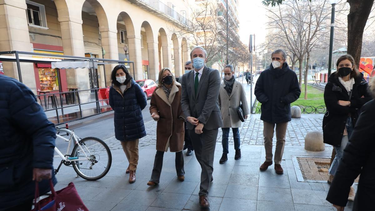 El alcalde de Zaragoza, Jorge Azcón, durante su visita a la calle Félix Latassa.