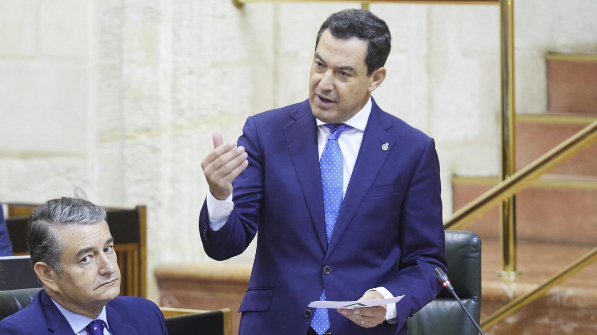 El presidente de la Junta de Andalucía, Juanma Moreno, responde a las preguntas de la portavoz del Grupo Por Andalucía, Inmaculada Nieto, durante la segunda jornada del Pleno del Parlamento andaluz en el Parlamento de Andalucía, a 29 de septiembre de 2022