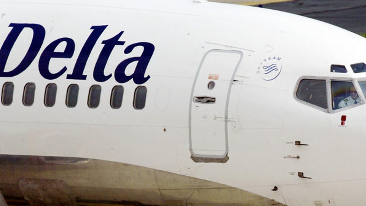 Un avión de Delta en el aeropuerto de Atlanta, en una imagen de archivo.