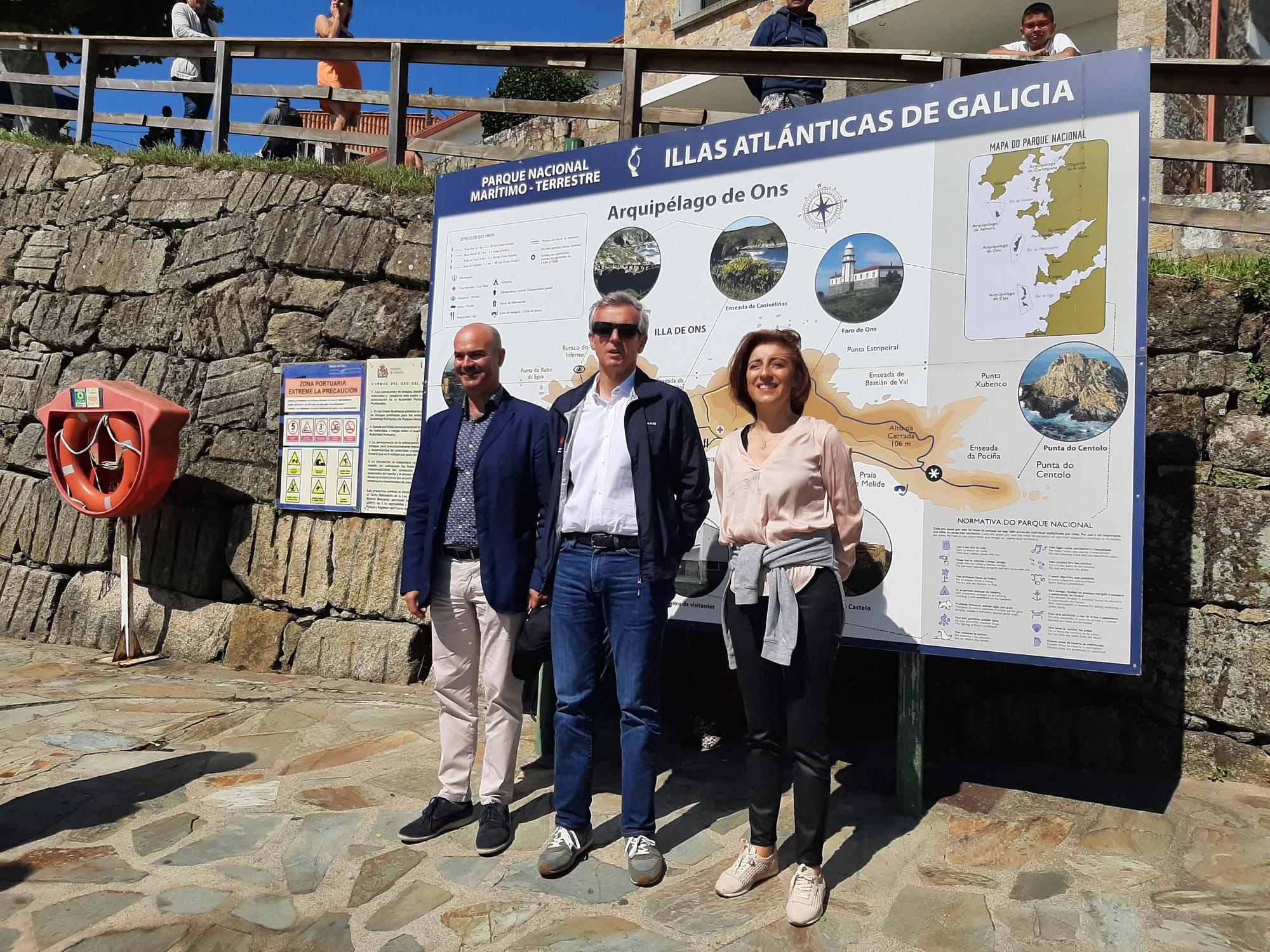 El presidente de la Xunta, Alfonso Rueda, en la isla de Ons junto a la conselleira de Medio Ambiente, Ángeles Vázquez, y el alcalde de Bueu, Félix Juncal.