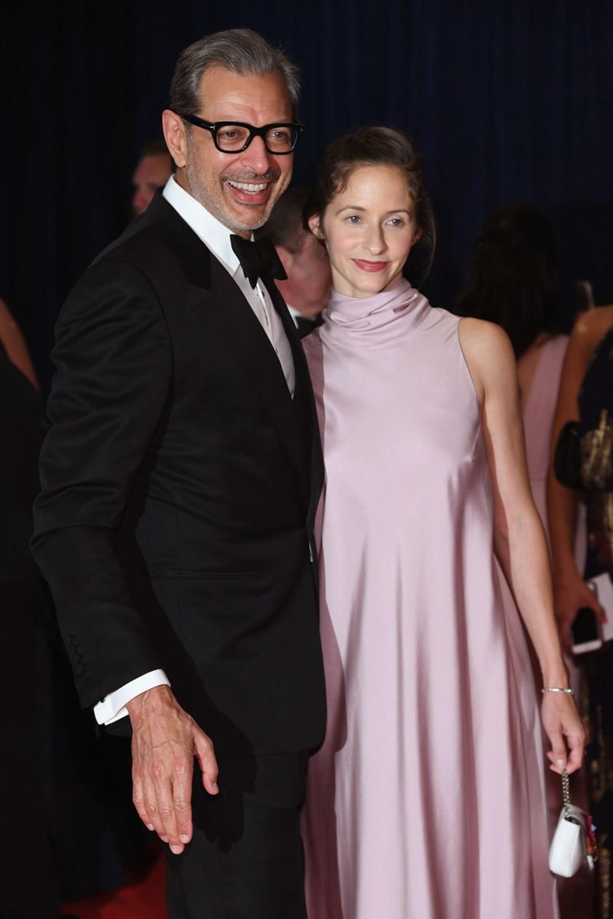 Jeff Goldblum y Emily Livingston en la Cena de Corresponsales de la Casa Blanca