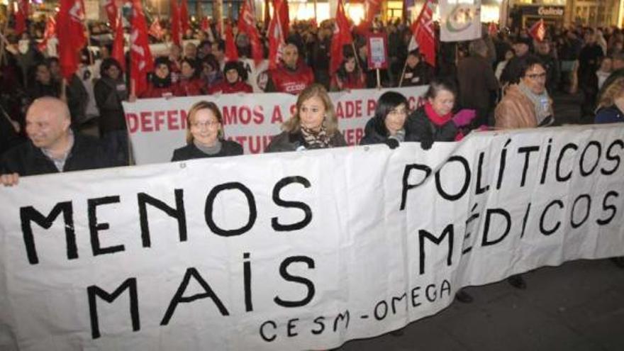 Una de las pancartas de la protesta, ayer en las calles de Santiago.  // Xoán Álvarez