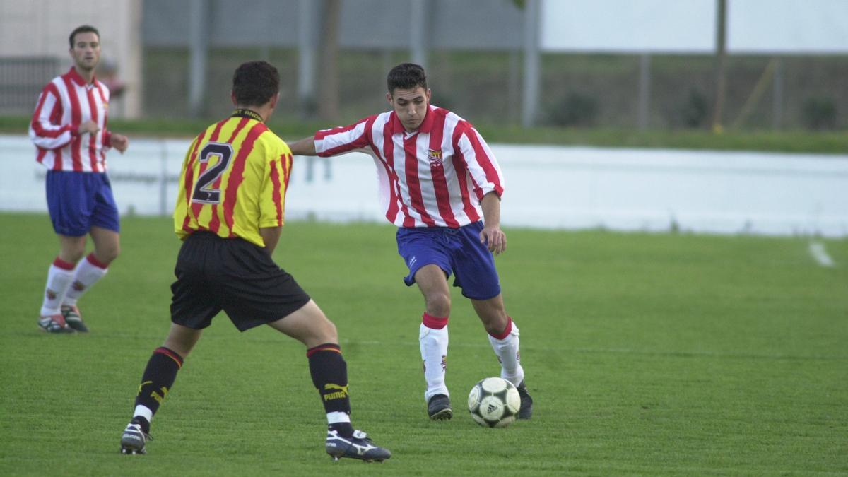 Nacho del Moral es prepara per engaltar una rematada en un partit entre el CE Manresa i la UE Sant Andreu el novembre del 2001