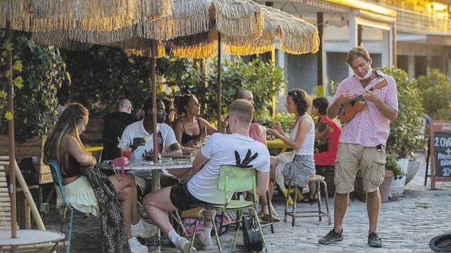 Turistas sin mascarillas en una terraza de Barcelona, esta semana.