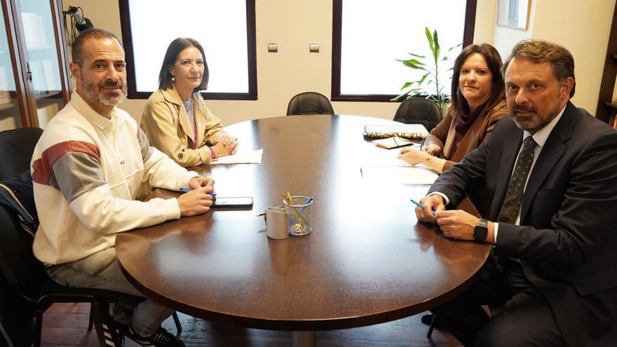 A la izquierda, Ángel García y la edil Patricia Antuña, frente a María Jesús Herrero y Rafael González, de Caja Rural, ayer, durante la formalización notarial de la compra. | A. S.