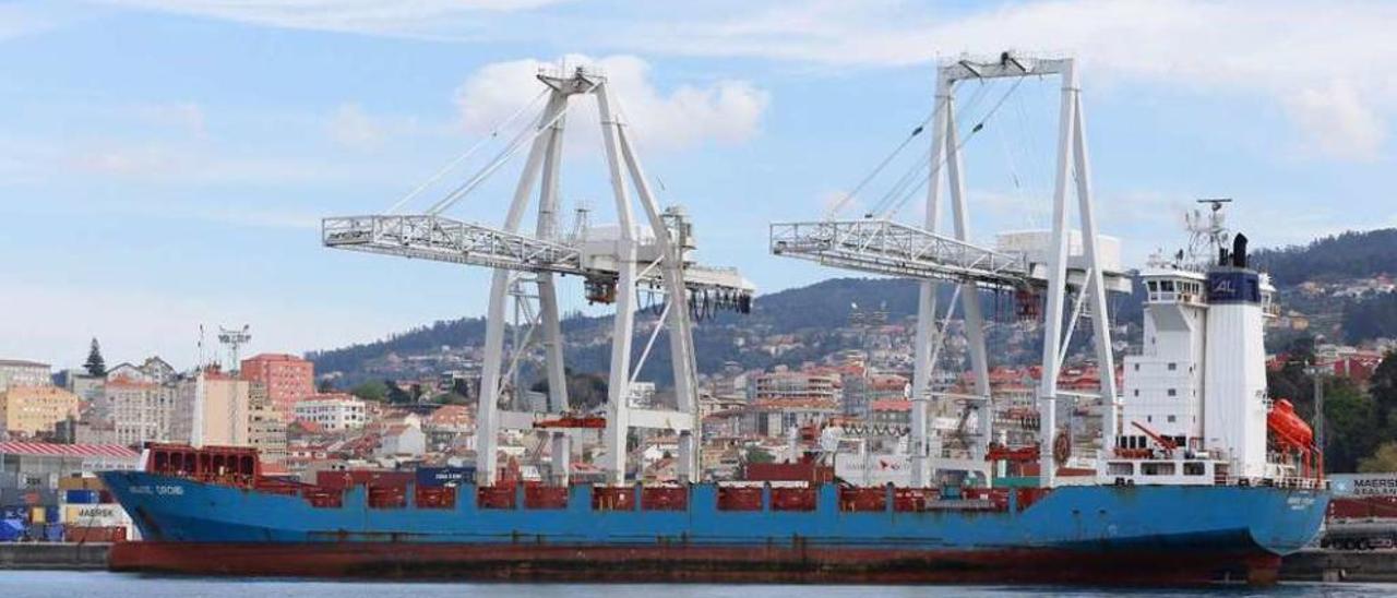 Una media de 700 contenedores por buque  |  Esta es la cantidad de Teus que descargan en Guixar los barcos fletados por Maersk como el que aparece en la imagen tomada ayer, el Asiatic Orchid. Pertenecen a la categoría denominada feeder, cargueros de unos 150 metros de eslora empleados para cubrir distancias cortas desde puertos como el de Algeciras donde recalan los gigantescos portacontenedores procedentes de todo el mundo. Precisamente es el Asiatic Orchid el mercante que el 16 de mayo hará dos escalas gallegas en su ruta desde la terminal gaditana: primero en Marín y luego en Vigo.