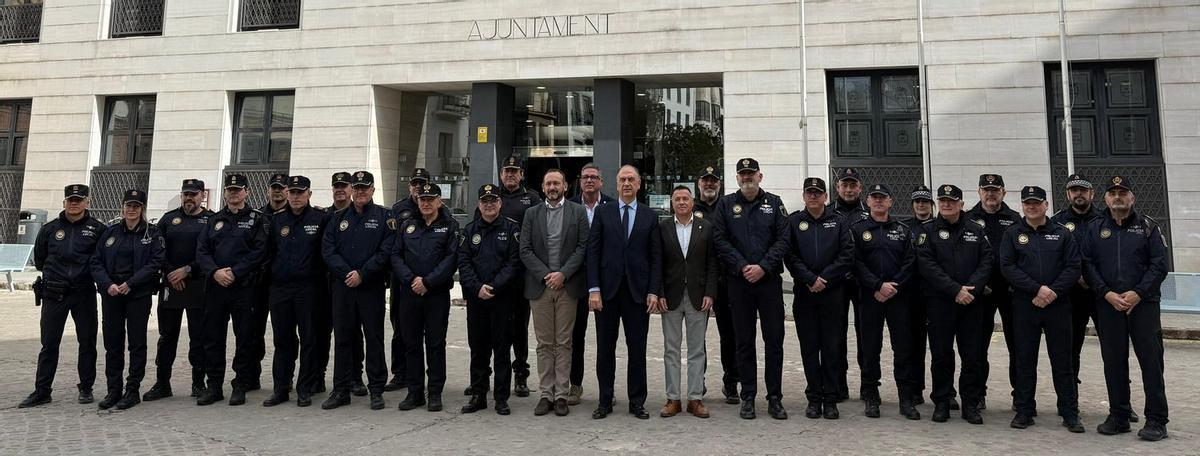 Fotografía de grupo del conseller Valderrana y el alcalde Monferrer, junto a los mandos de las policías locales de municipios de la provincia de Castellón.