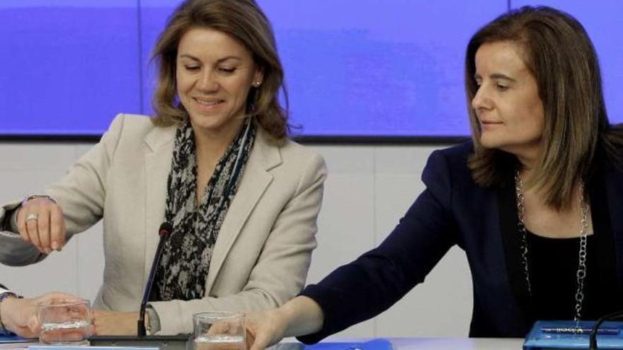 Cospedal y Fátima Báñez, ayer en una reunión del Gobierno con representante de las autonomías. / efe