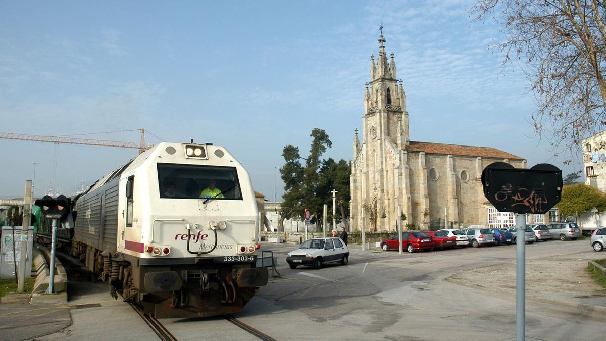 El tren pasa ante la iglesia de Placeres.