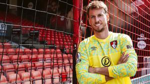 Neto posa con la camiseta del Bournemouth, de la Premier League.