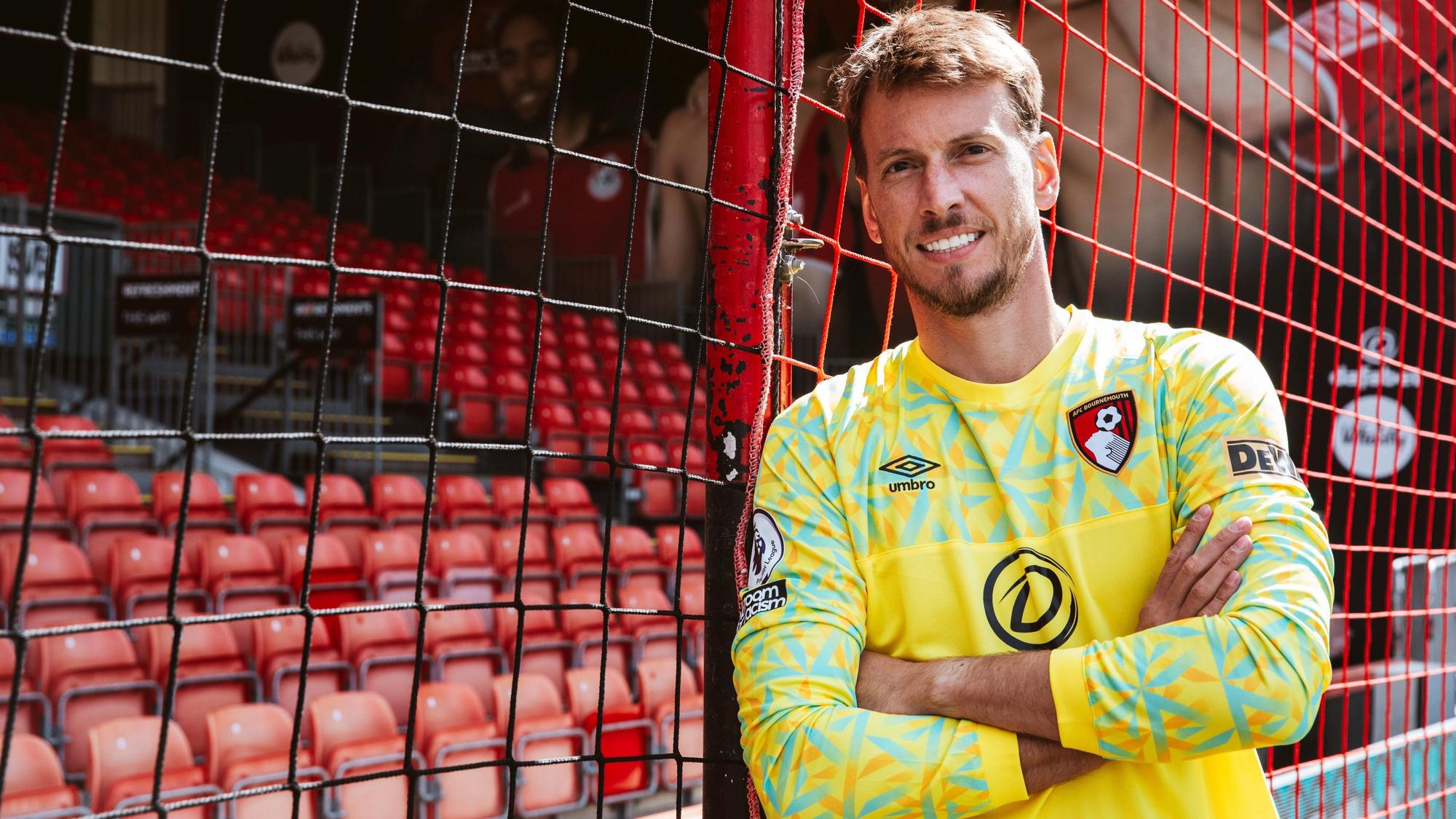 Neto posa con la camiseta del Bournemouth, de la Premier League.