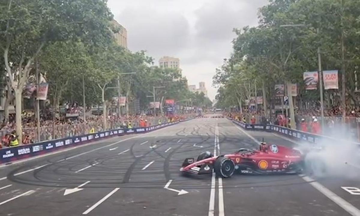 ¡Así se las gasta Carlos Sainz por las calles de Barcelona!