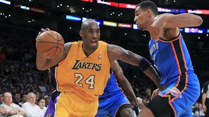 Kobe Bryant durant una jugada d&#039;atac contra els Oklahoma City.