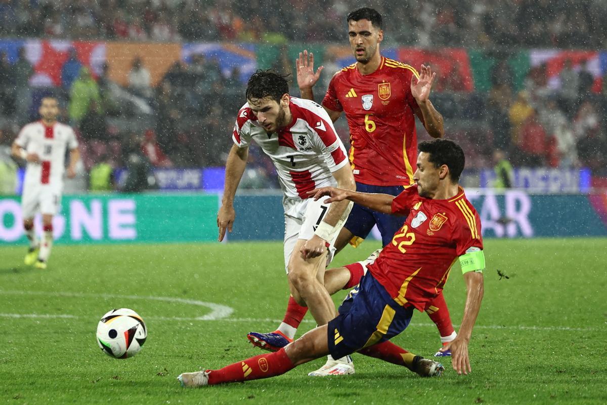  Jesús Navas (d) de España y Khvicha Kvaratskhelia de Georgia en acción durante el partido de fútbol de octavos de final de la UEFA EURO 2024 entre España y Georgia, en Colonia, Alemania, 30 de junio de 2024.